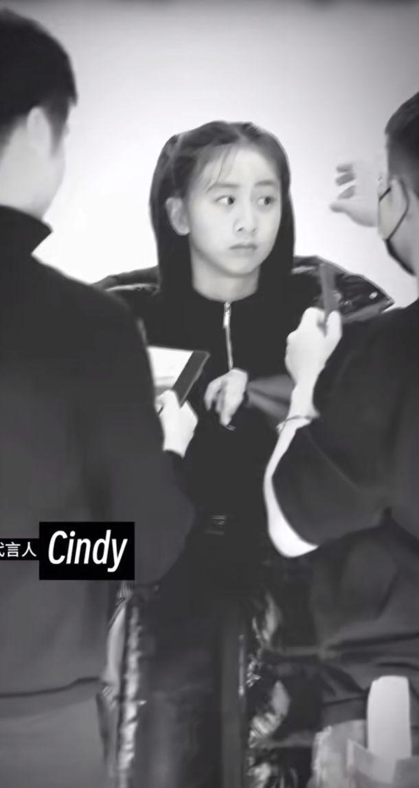 田亮父女拍广告，森碟身高直追爸爸，长得像孪生兄妹