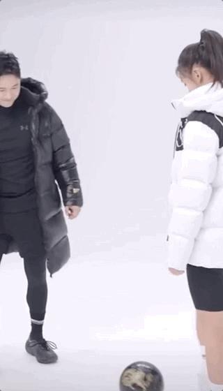 田亮父女拍广告，森碟身高直追爸爸，长得像孪生兄妹