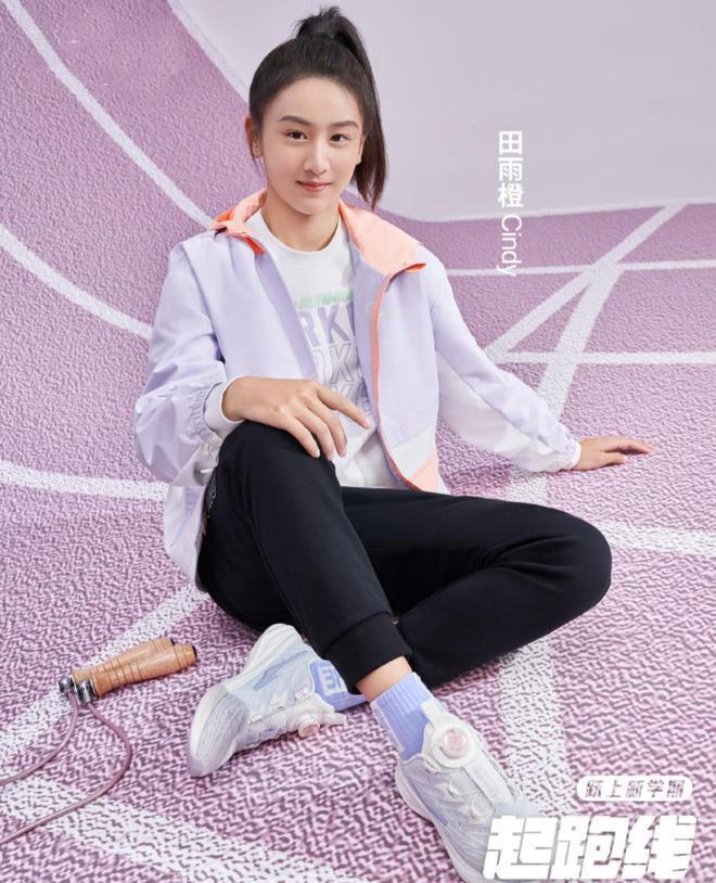 田亮父女拍广告，森碟身高直追爸爸，长得像孪生兄妹