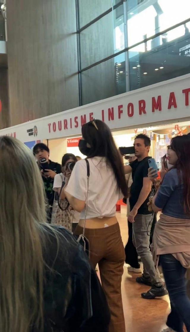 曾黎巴黎时装周机场到达路透 出众气质吸引外国友人围观