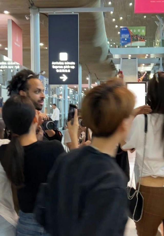 曾黎巴黎时装周机场到达路透 出众气质吸引外国友人围观