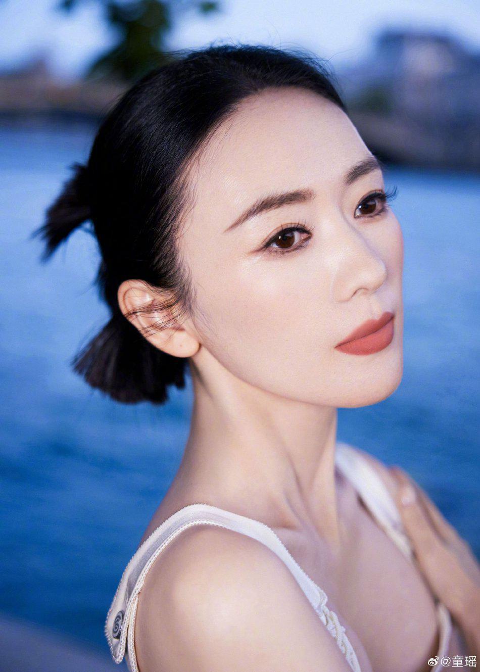 童瑶穿白色新中式套装 纯洁优雅如东方茉莉