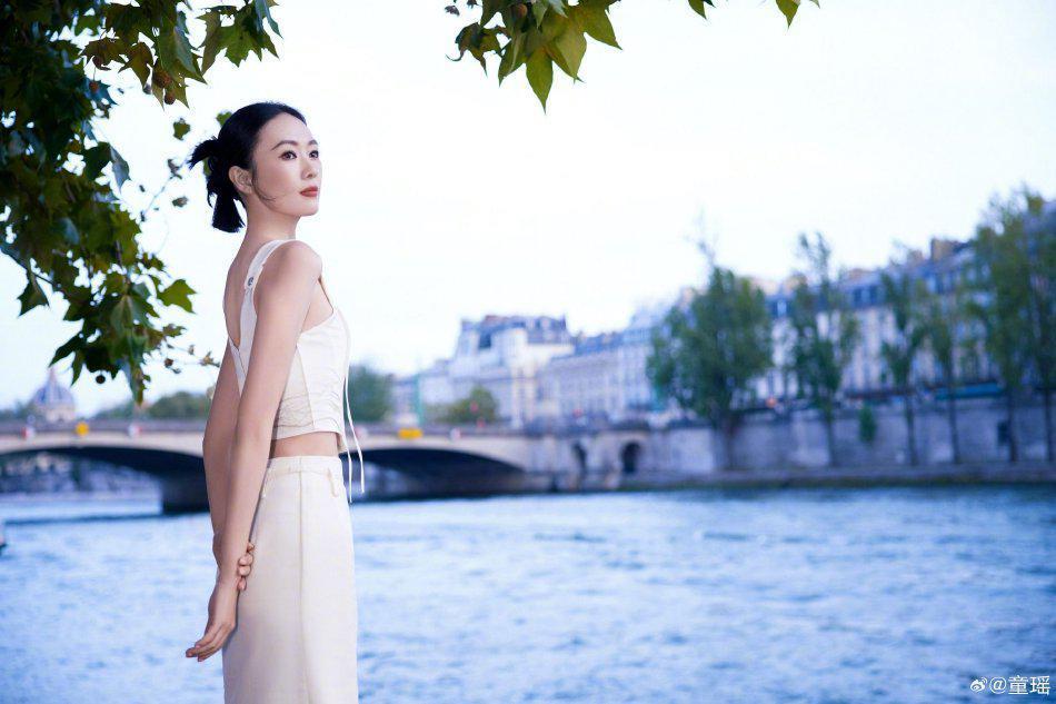 童瑶穿白色新中式套装 纯洁优雅如东方茉莉