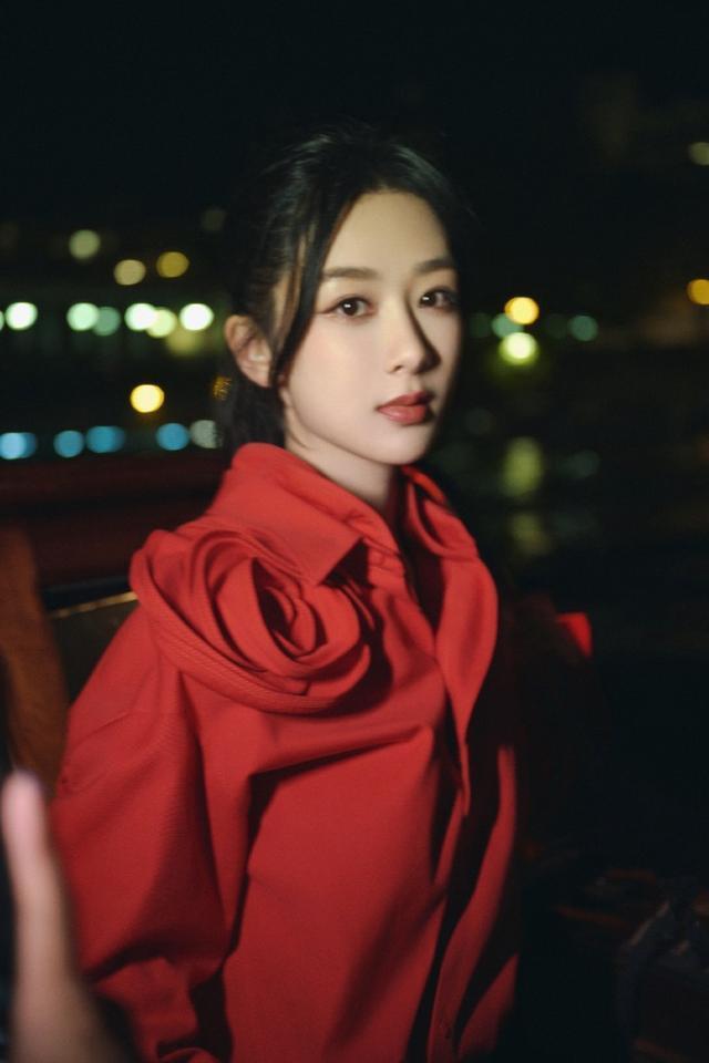 杨紫巴黎夜景街拍大片曝光 合影埃菲尔铁塔一身红明艳动人