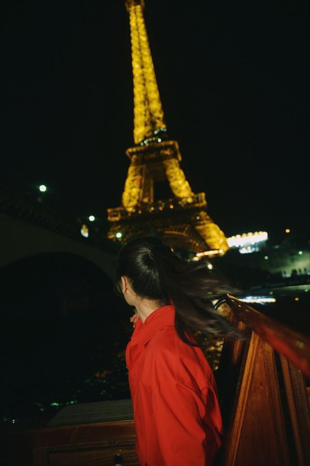 杨紫巴黎夜景街拍大片曝光 合影埃菲尔铁塔一身红明艳动人