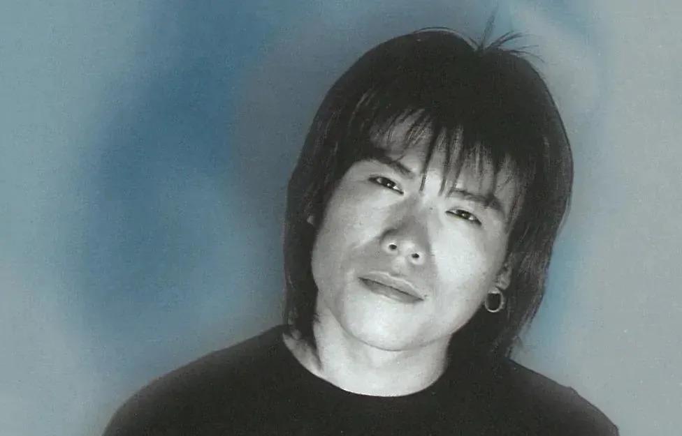 还记得“暂时将你眼睛闭了起来”的伍佰吗？来听粉丝唱歌了？