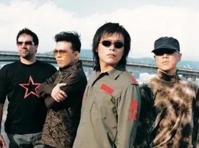 还记得“暂时将你眼睛闭了起来”的伍佰吗？来听粉丝唱歌了？