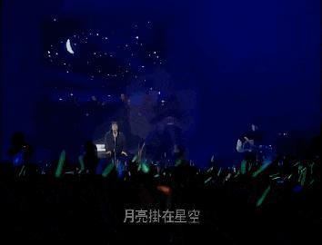 还记得“暂时将你眼睛闭了起来”的伍佰吗？来听粉丝唱歌了？