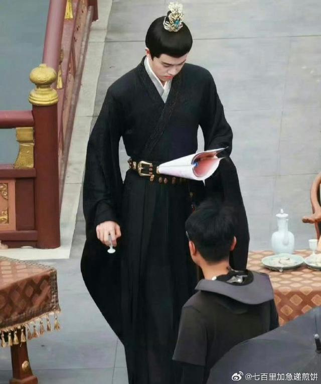 任嘉伦《流水迢迢》新路透曝光 一身黑衣挺拔帅气