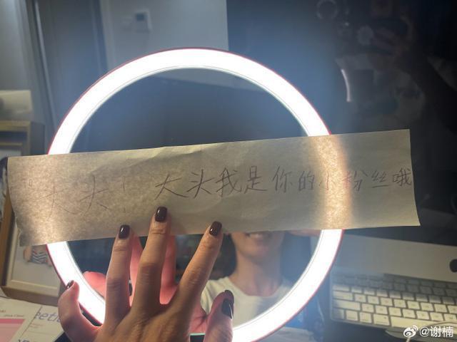 家有迷弟！谢楠两个儿子追看亚运 戴发带画画为王楚钦应援