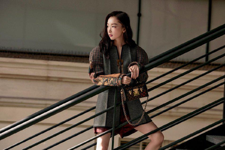 周冬雨穿美拉德色系廓形外套 时尚感十足