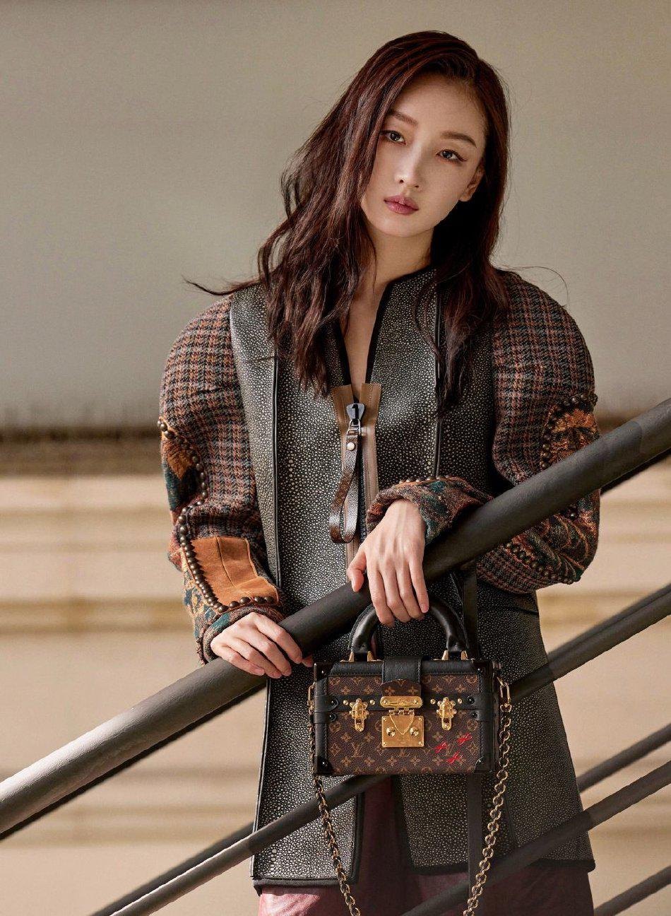 周冬雨穿美拉德色系廓形外套 时尚感十足