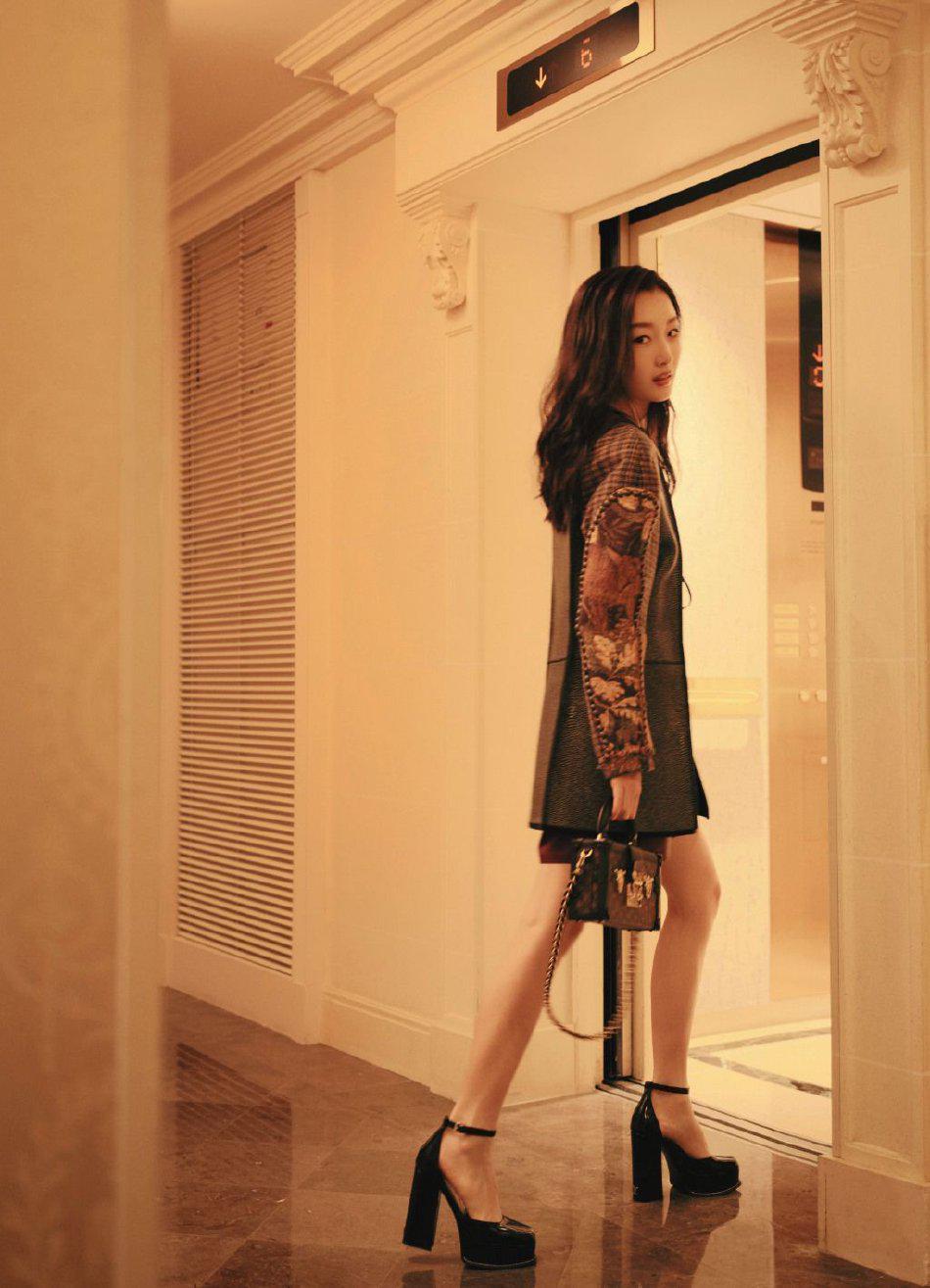 周冬雨穿美拉德色系廓形外套 时尚感十足