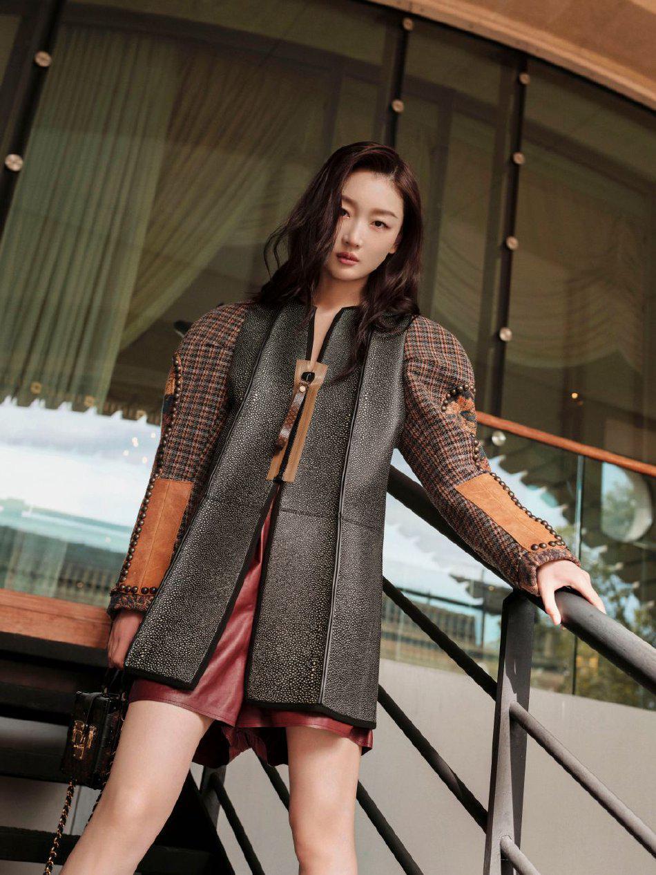 周冬雨穿美拉德色系廓形外套 时尚感十足