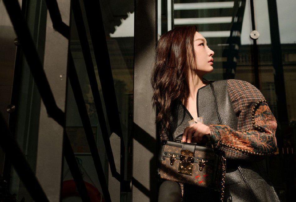 周冬雨穿美拉德色系廓形外套 时尚感十足