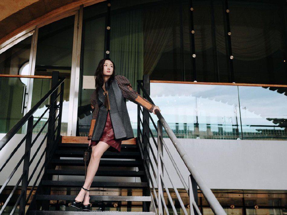 周冬雨穿美拉德色系廓形外套 时尚感十足