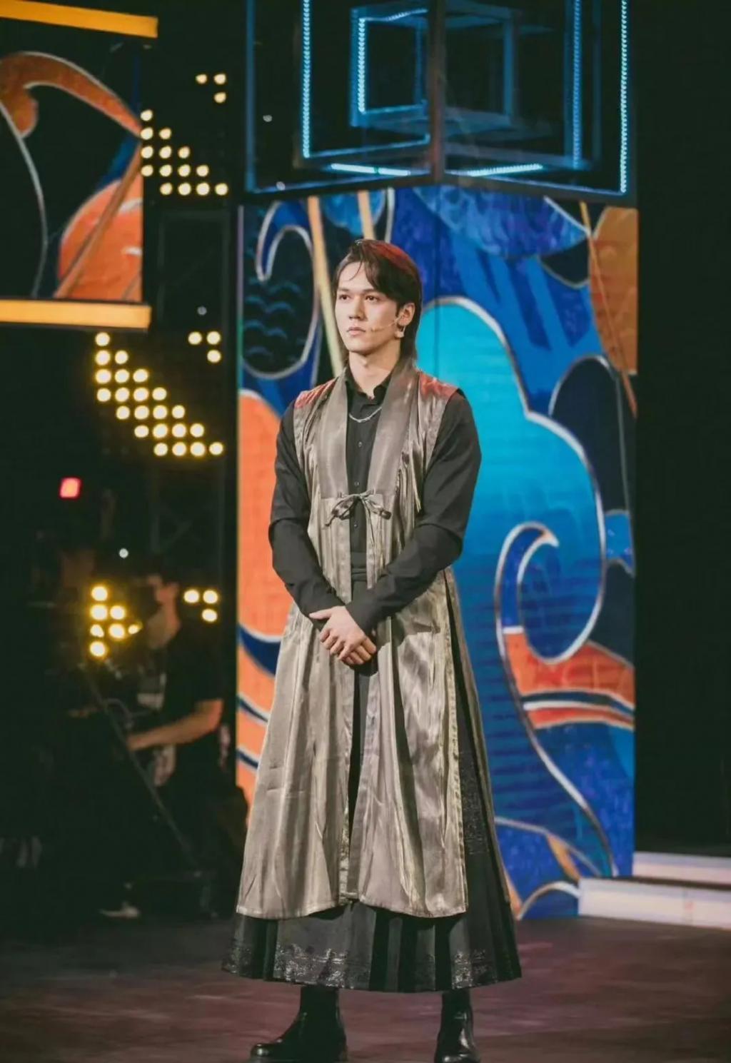 怎么十年过去了，还在跟风学她？