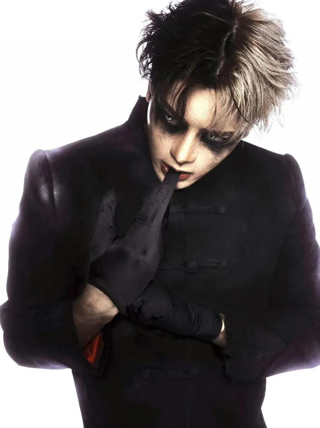 怎么十年过去了，还在跟风学她？