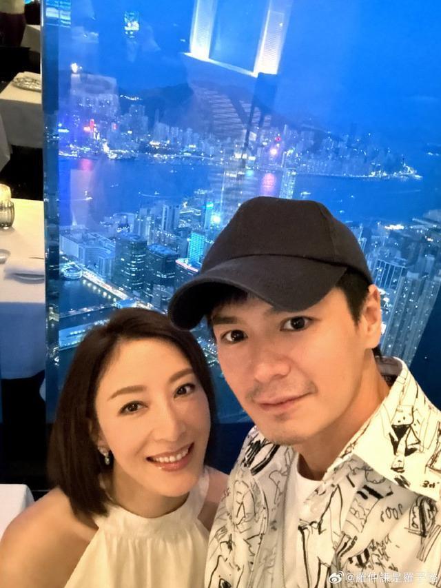 罗子溢杨茜尧晒照庆祝结婚7周年 共进烛光晚餐氛围浪漫