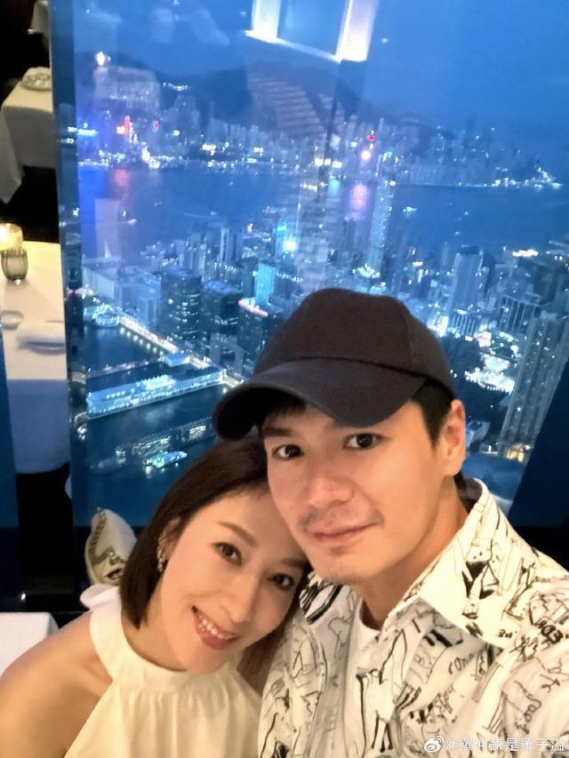 罗子溢杨茜尧晒照庆祝结婚7周年 共进烛光晚餐氛围浪漫