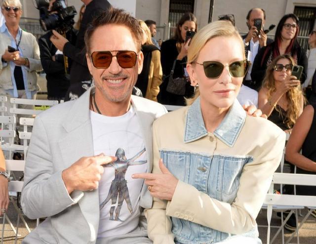 凯特布兰切特巴黎时装周看秀 和小罗伯特唐尼夫妇同框