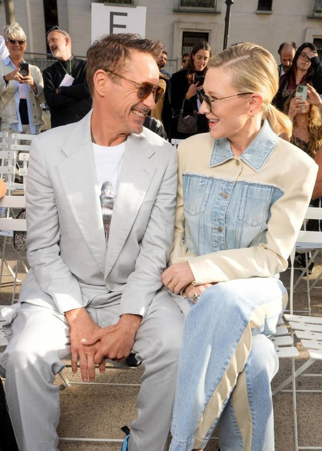 凯特布兰切特巴黎时装周看秀 和小罗伯特唐尼夫妇同框