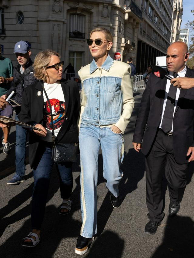 凯特布兰切特巴黎时装周看秀 和小罗伯特唐尼夫妇同框