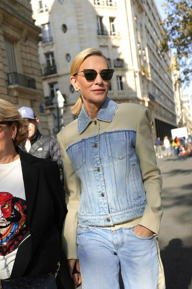 凯特布兰切特巴黎时装周看秀 和小罗伯特唐尼夫妇同框