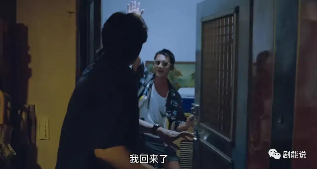 翻身后，她又轻轻地秒了