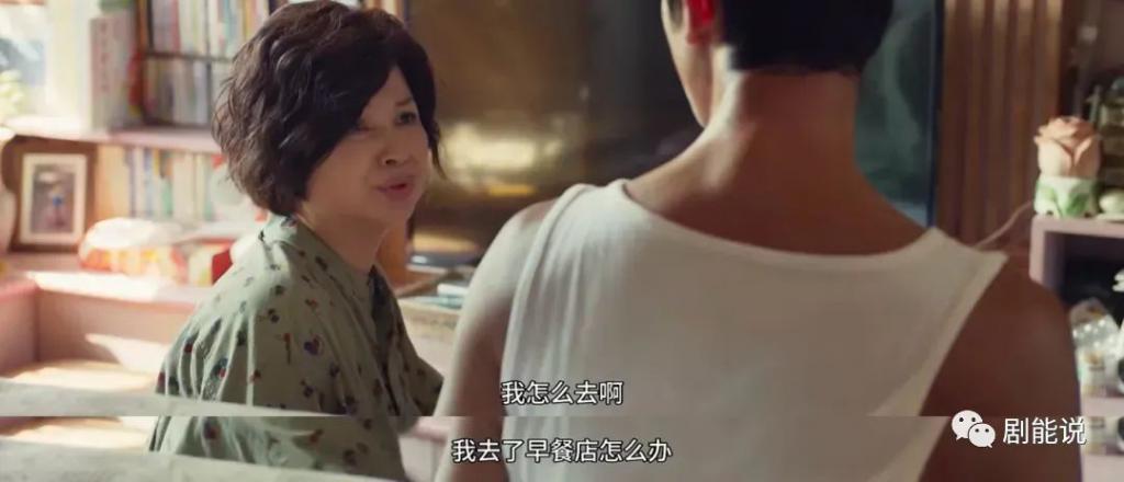 翻身后，她又轻轻地秒了