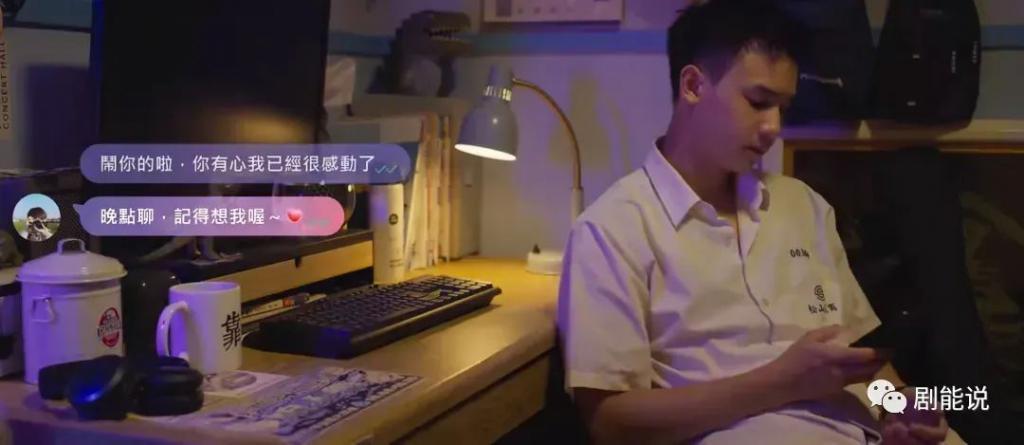 翻身后，她又轻轻地秒了