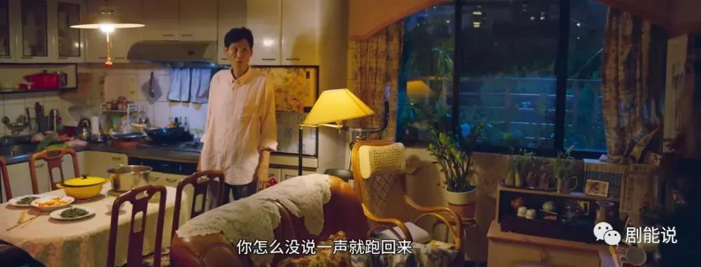 翻身后，她又轻轻地秒了