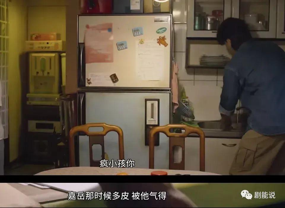 翻身后，她又轻轻地秒了