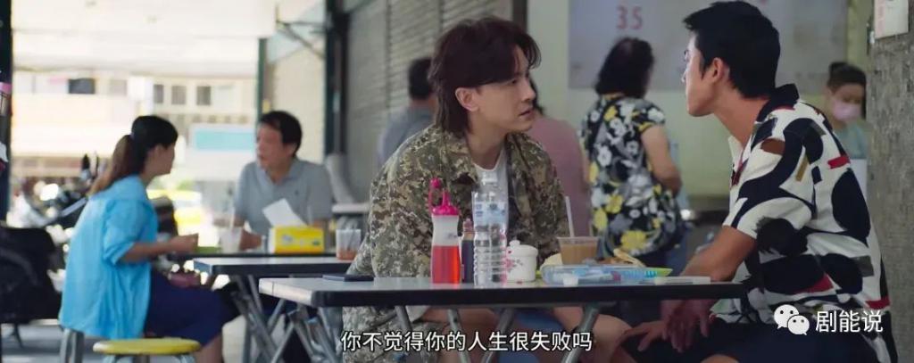 翻身后，她又轻轻地秒了