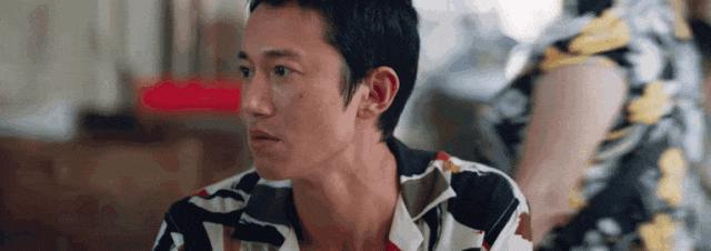 翻身后，她又轻轻地秒了