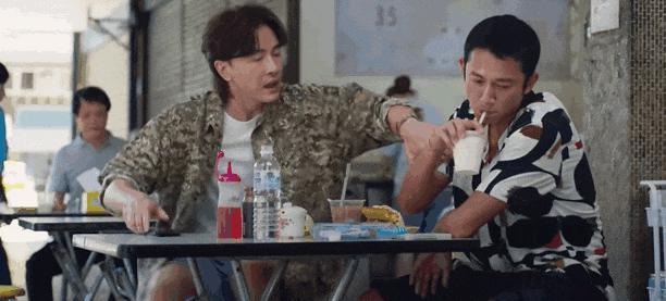 翻身后，她又轻轻地秒了