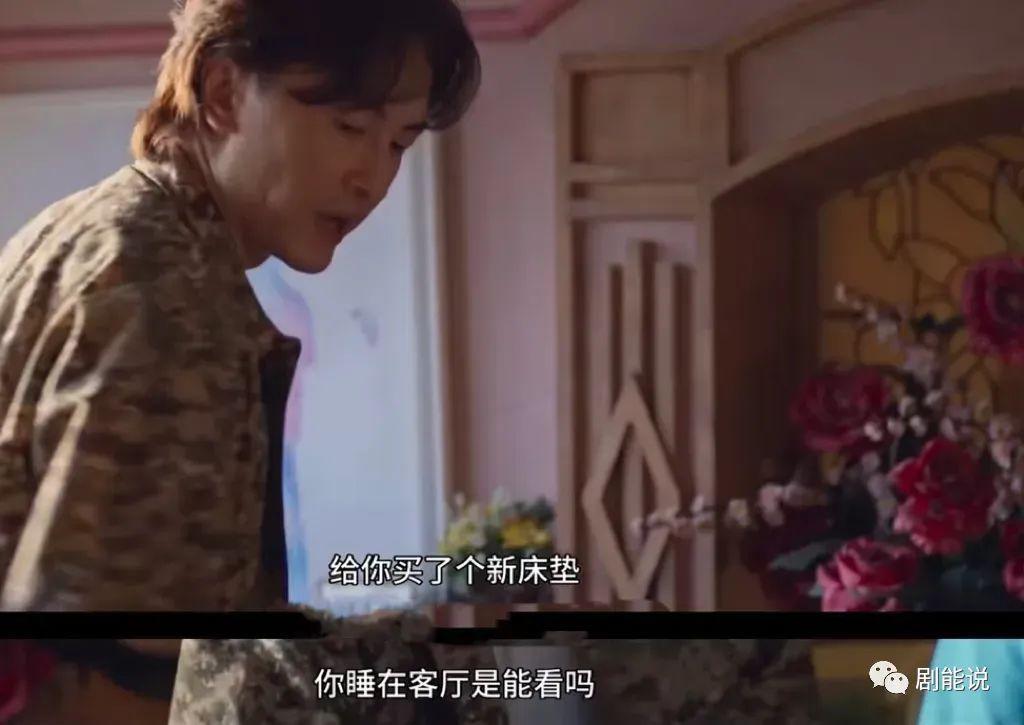 翻身后，她又轻轻地秒了