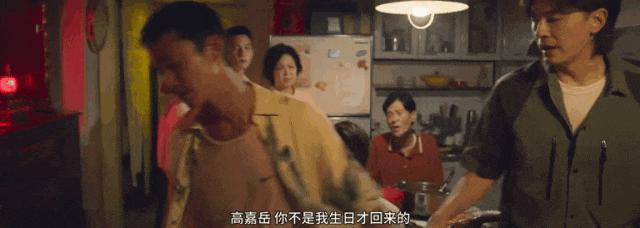 翻身后，她又轻轻地秒了