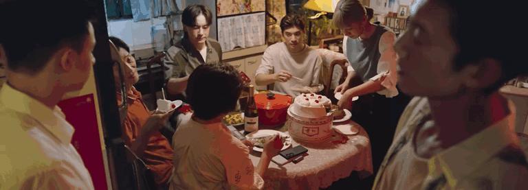 翻身后，她又轻轻地秒了