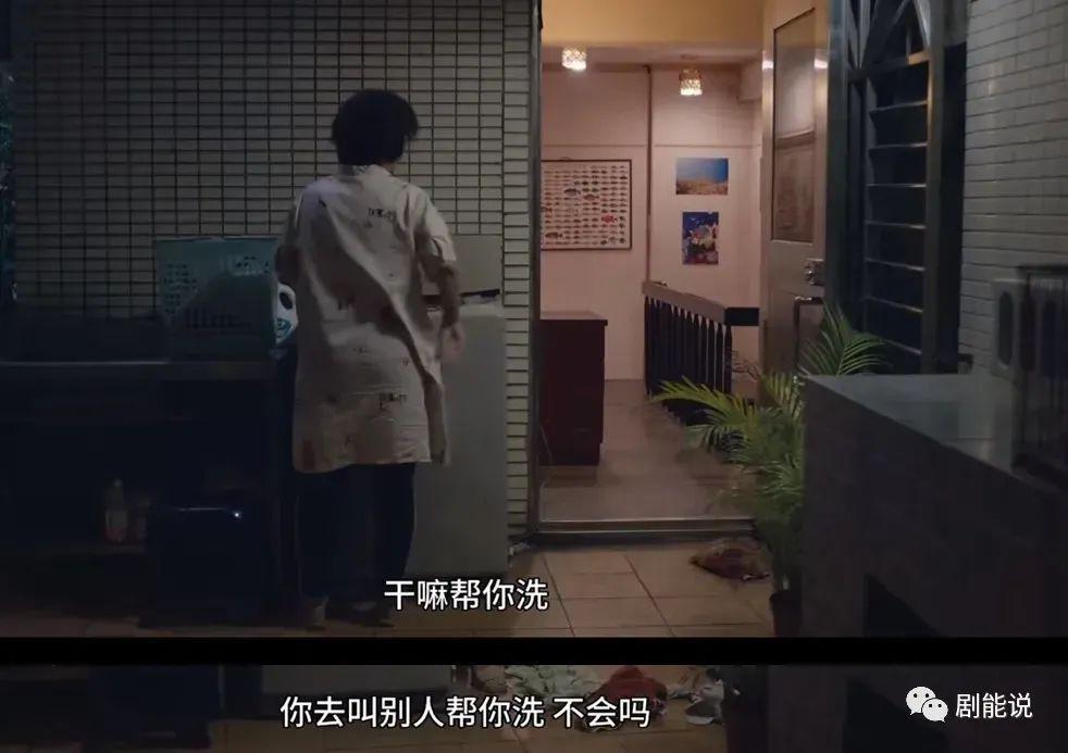 翻身后，她又轻轻地秒了