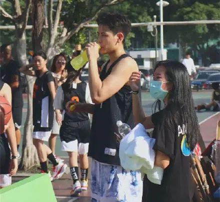 别抢，在座的各位都是我老婆！