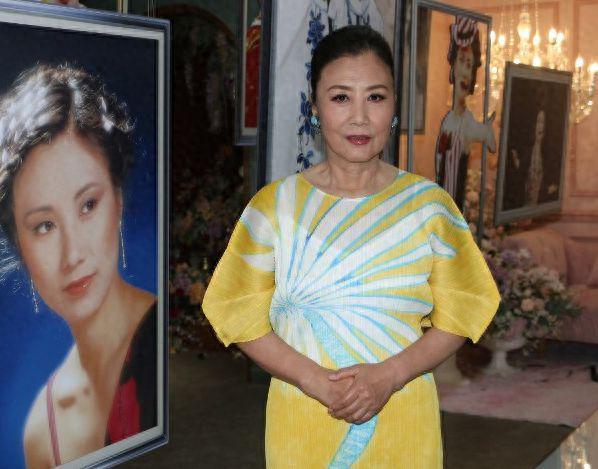 汪明荃回应郑少秋长女自杀：她都55岁了，没住一起难以顾及