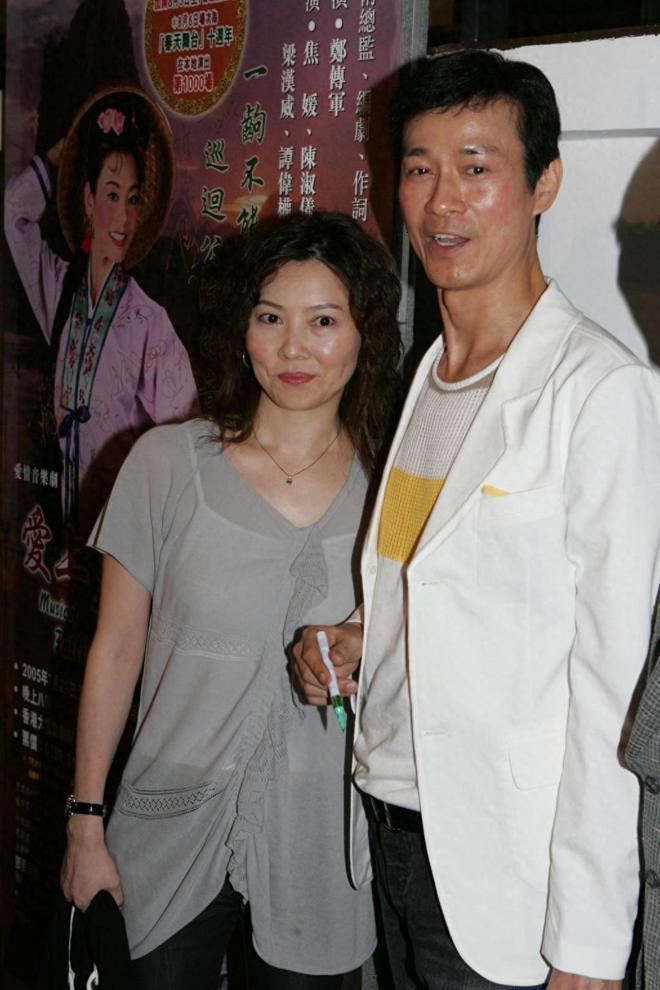 郑少秋与长女母亲合影曝光 女方靠卖唱养大女儿
