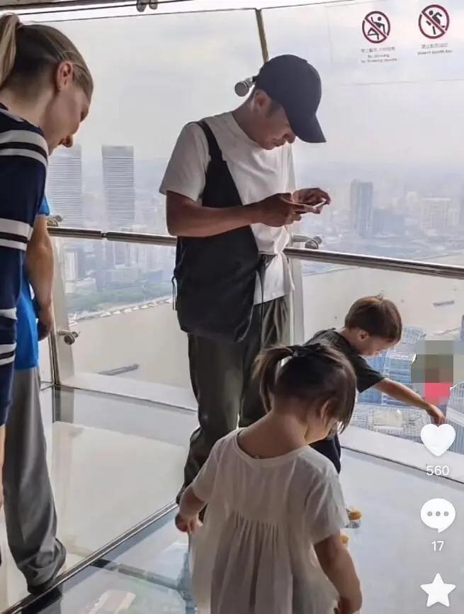 撒贝宁全家出游，一路为儿子摄像，孩子笑容超治愈