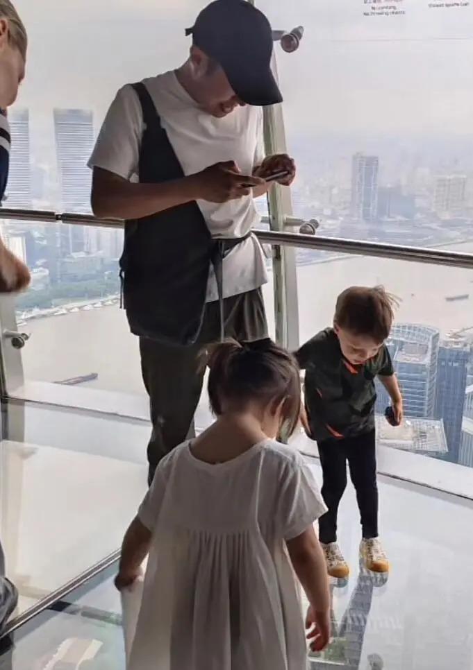 撒贝宁全家出游，一路为儿子摄像，孩子笑容超治愈