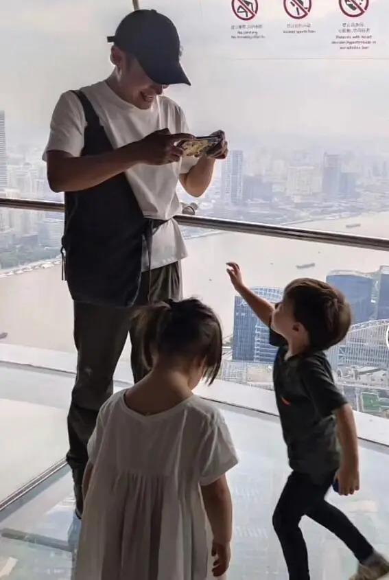 撒贝宁全家出游，一路为儿子摄像，孩子笑容超治愈
