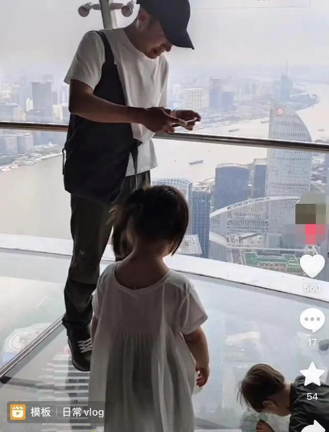 撒贝宁全家出游，一路为儿子摄像，孩子笑容超治愈