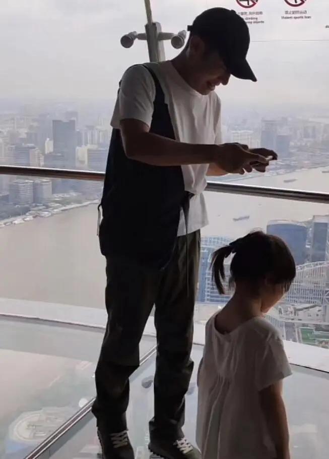 撒贝宁全家出游，一路为儿子摄像，孩子笑容超治愈
