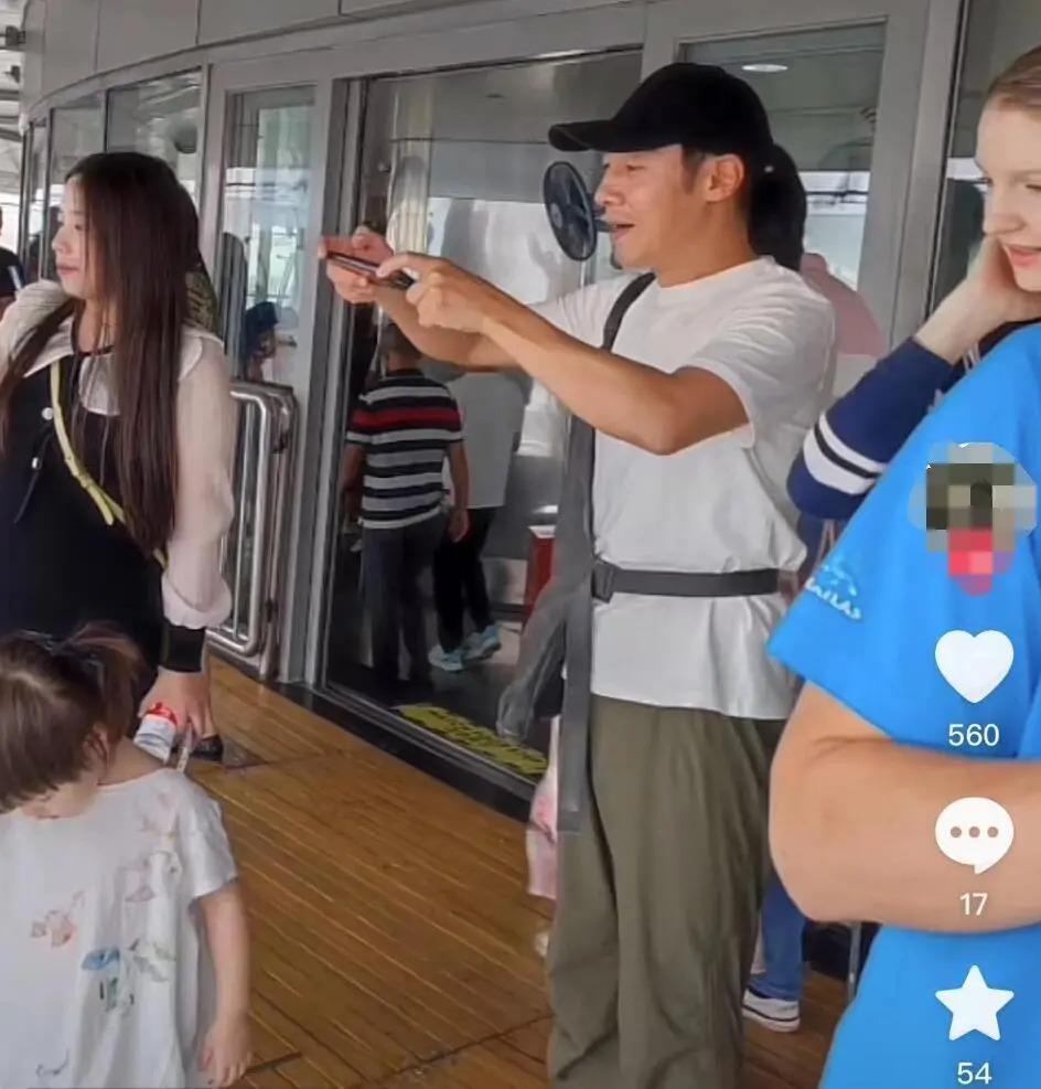 撒贝宁全家出游，一路为儿子摄像，孩子笑容超治愈