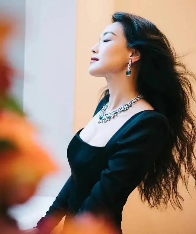 她曾被母亲虐待，两度被男人抛弃，如今却活成人间理想！
